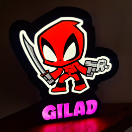 מנורת דדפול עם שם אישי בהדפסת תלת מימד