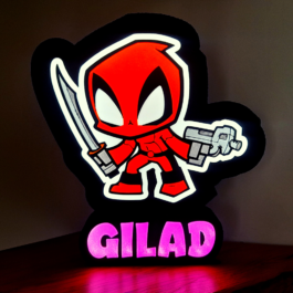 מנורת דדפול עם שם אישי בהדפסת תלת מימד